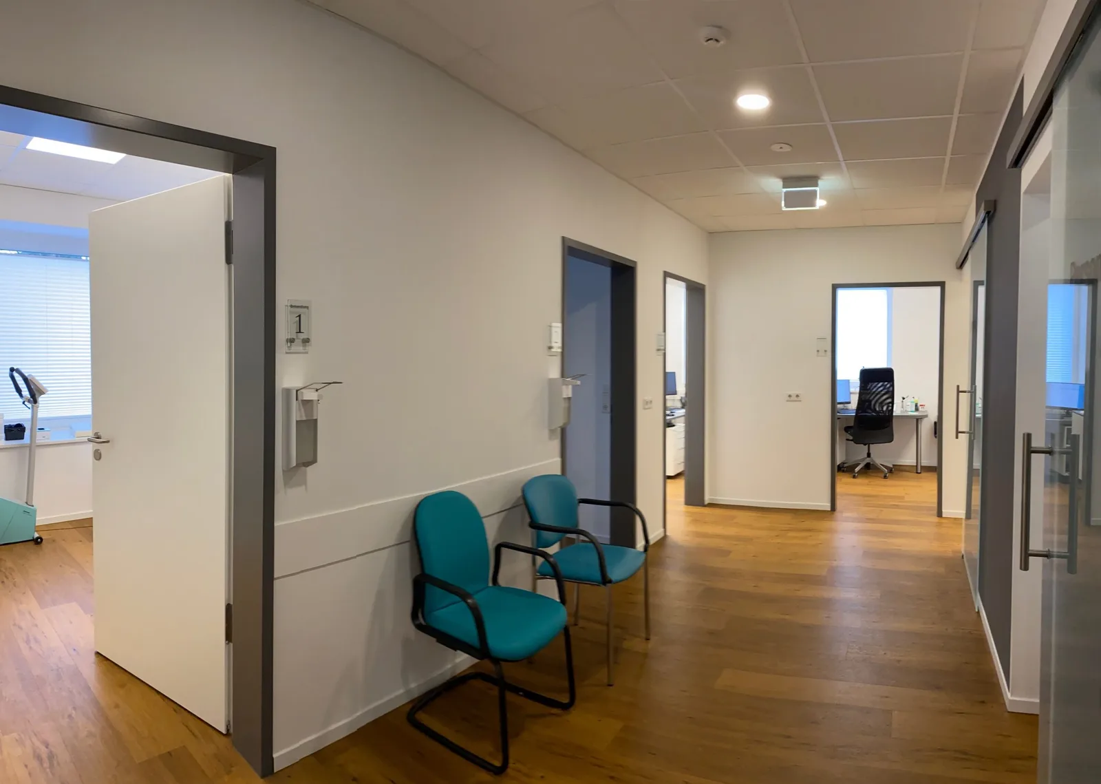 Heller Flur mit Behandlungs- und Sprechzimmern im MVZ Bohmte