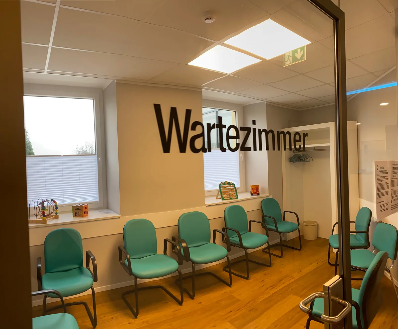 Wartezimmer des MVZ Bohmte mit türkisfarbenen Stühlen